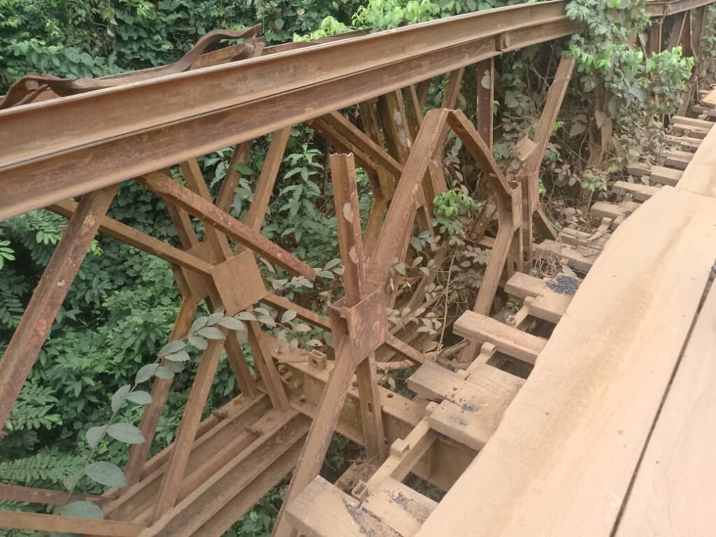 • The disjointed spokes and wooden deck that carries heavy loads of cocoa and other farm products