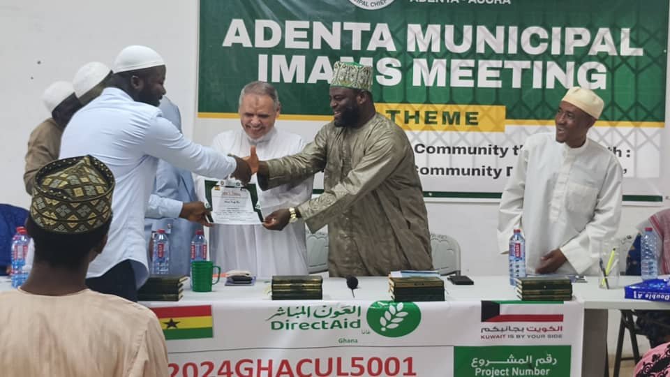 • Sheikh Mohammed Mutawakil Abubakari (right) presenting a certificate to one of the participants