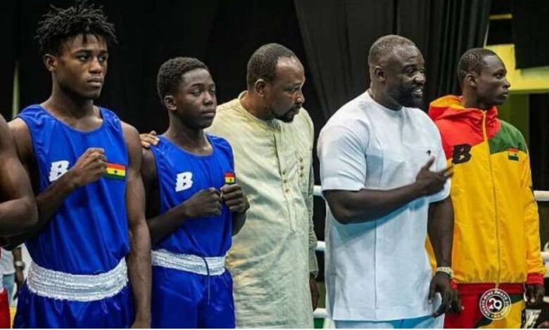 • Alhaji Fuseini (middle) with some boxers and officials of the team