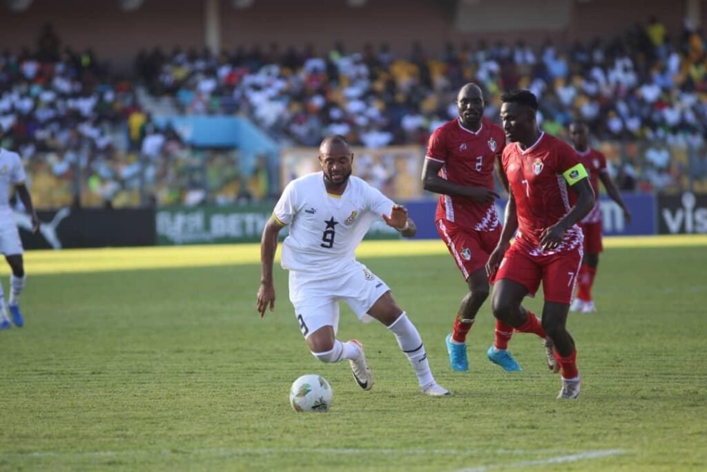 • Jordan Ayew (9), do Gana, controla a bola, à frente dos sudaneses Abdullah Mohamed Ahmed (2) e Ramazan Agab. Fotos: Raymond Akkumei