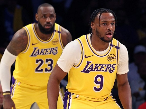 • LeBron (left) and Bronny James during the game