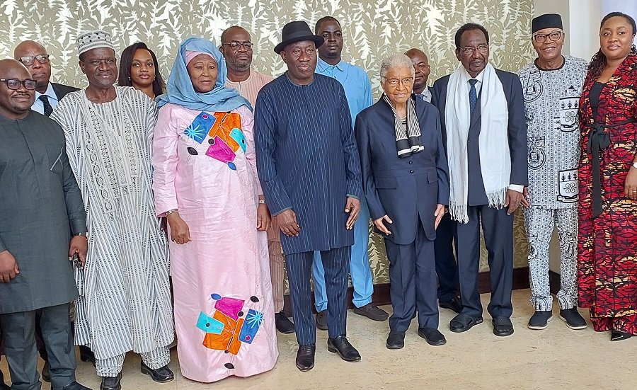 • Dr Goodluck Jonathan (middle), right is Ellen Johnson Sirleaf in a group photograph with some dignitaries