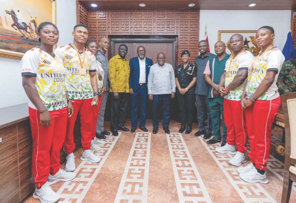 President Akufo-Addo flanked by players and
executives of the Ghana Armwrestling Federation