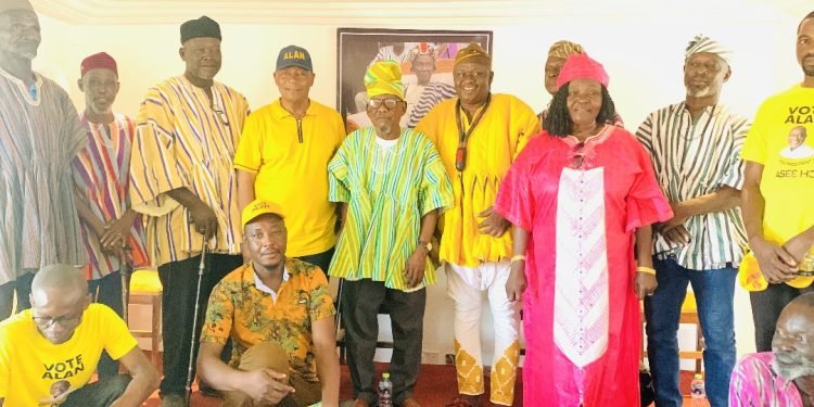 • Mr Boniface Abubakar Saddique (third from left) with the chiefs during the caravan campaign tour