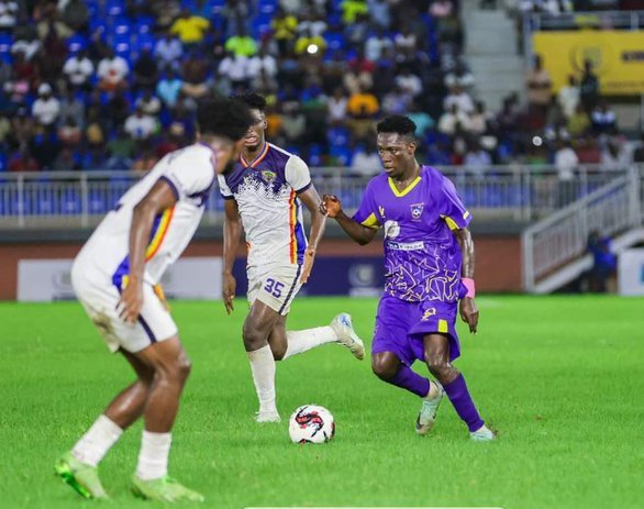 • Kingsley Braye tries to go past Hearts duo of Emmanuel Amankwah and Salim Adams