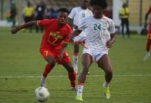 • Niger's Najeeb Yakubu passes the ball as Jerry Afriyie (in red) confronts