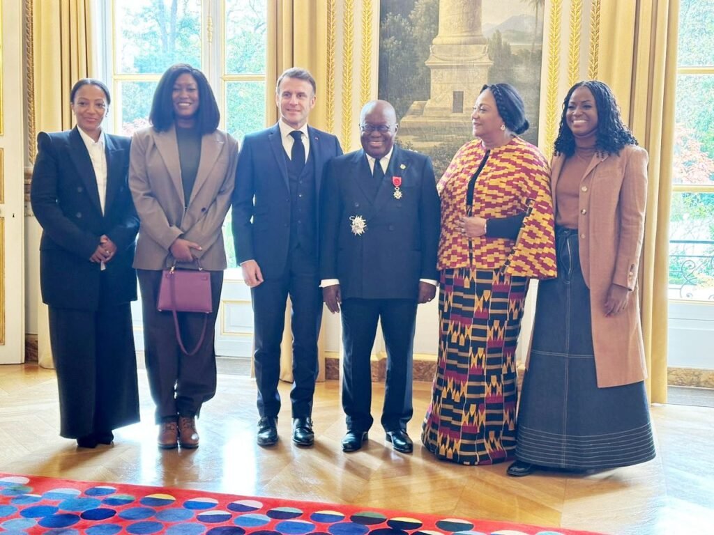 •
President Akufo-Addo (third from right) and the family with President Macron