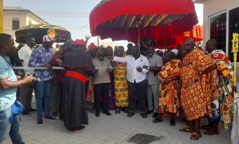 President Akufo-Addo cutting a tape to inaugurate the Koforidua Jackson Park facility