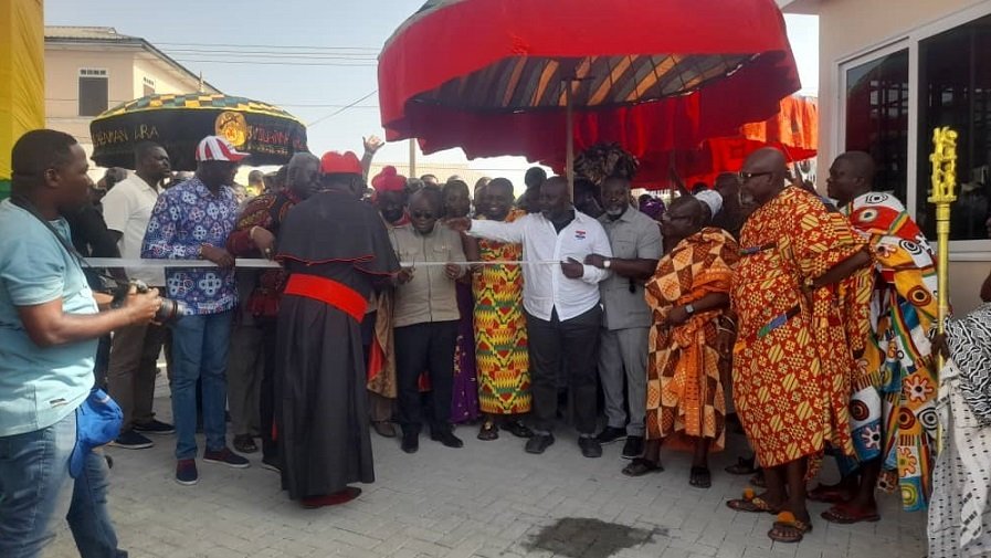 President Akufo-Addo cutting a tape to inaugurate the Koforidua Jackson Park facility