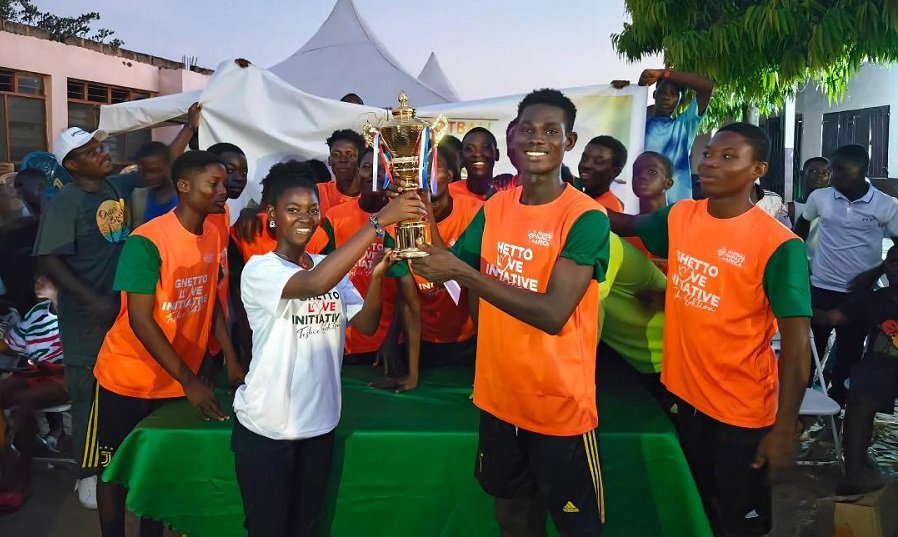 • Berlinda Fantevi (left) presenting the winner's trophy to skipper of Shinning Babies