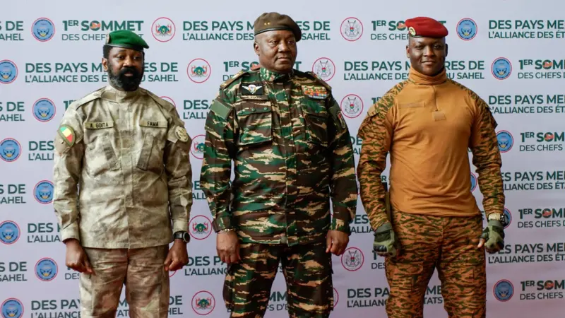 • Niger’s General Abdourahmane Tchiani (M) flanked by Burkina Faso’s Captain Ibrahim Traore (R) and Mali’s Colonel Assimi Goita