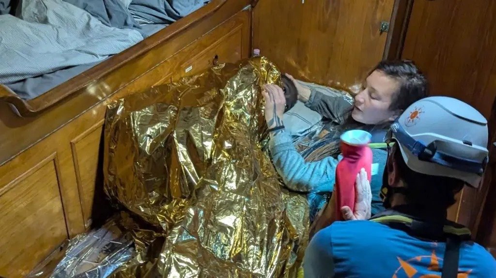 • Young Sierra Leonean migrant wearing a simple life jacket and two tyre inner tubes around her waist rescued