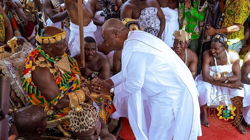 • President John Mahama exchanging plesantries with the Asantehene, Otumfuo Osei Tutu II