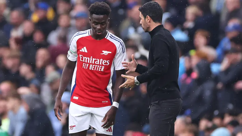 • Arteta (right) with Saka