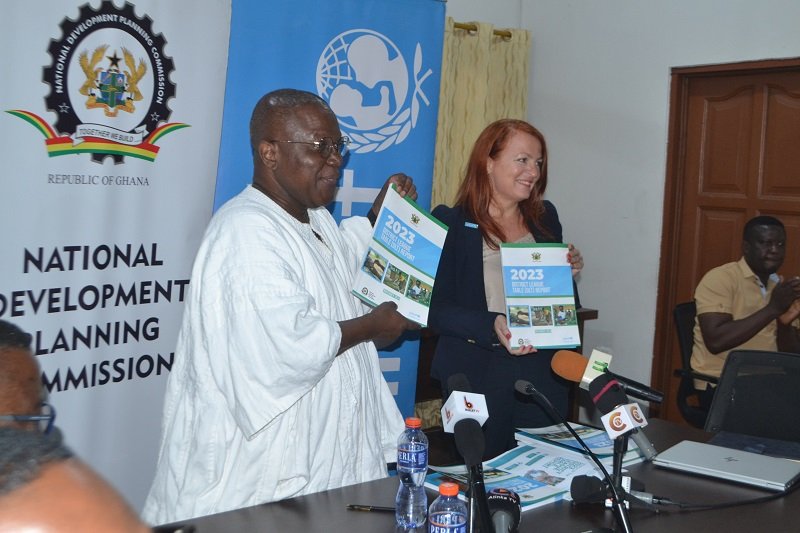 Dr Thompson (left) being assisted by Dr Paulina Sarvilahti to launch the DLT report Photo: Victor A. Buxton