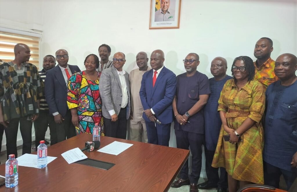 • Mr Ahmed Ibrahim (fifth from right) with members of the LOGNet