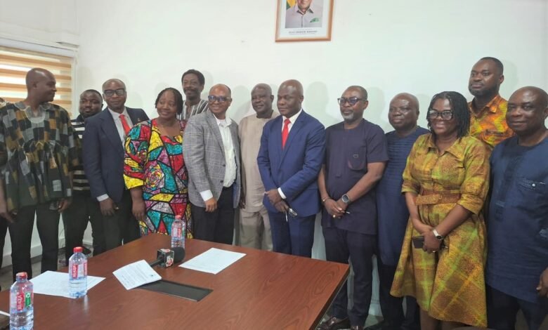 • Mr Ahmed Ibrahim (fifth from right) with members of the LOGNet