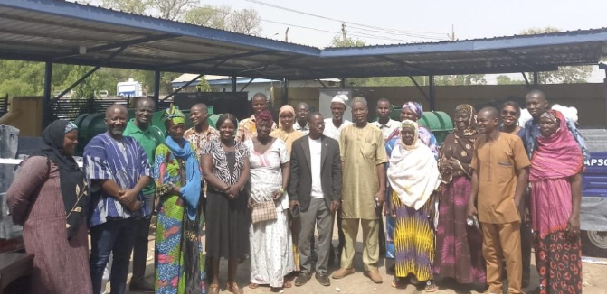 • Dignitaries with beneficiaries