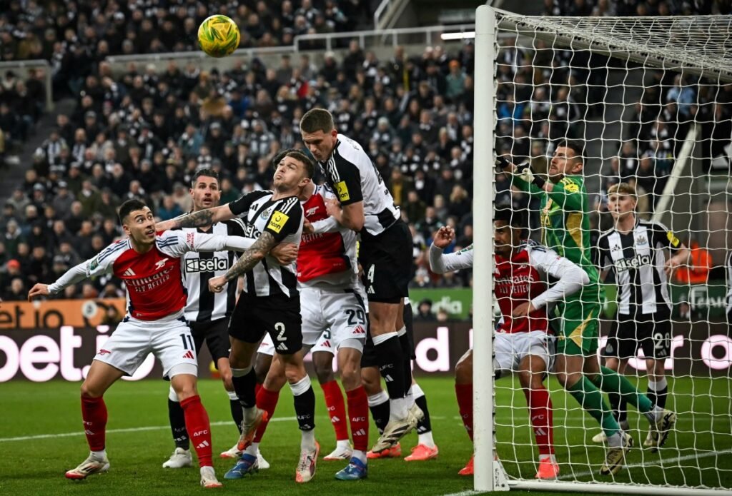 • Players of Newcastle and Arsenal in a fight for the ball during the game