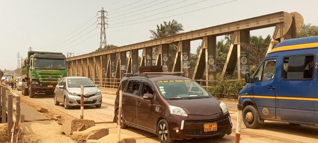 Traffic flowing on the main Apremdo steel bridge