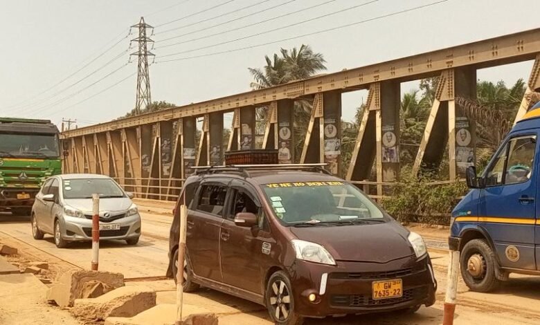 Traffic flowing on the main Apremdo steel bridge