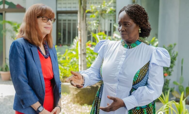 • The Vice President (right) and the Australian High Commissioner