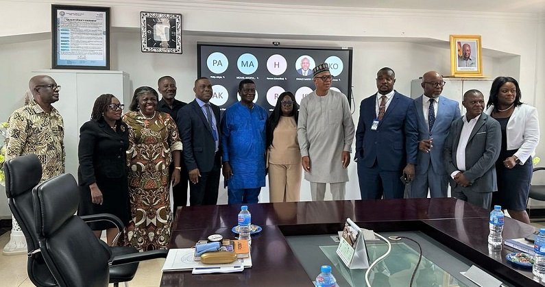 • Mr Mutawakilu (fifth from right) with the Committee members and other dignitaries after the programme