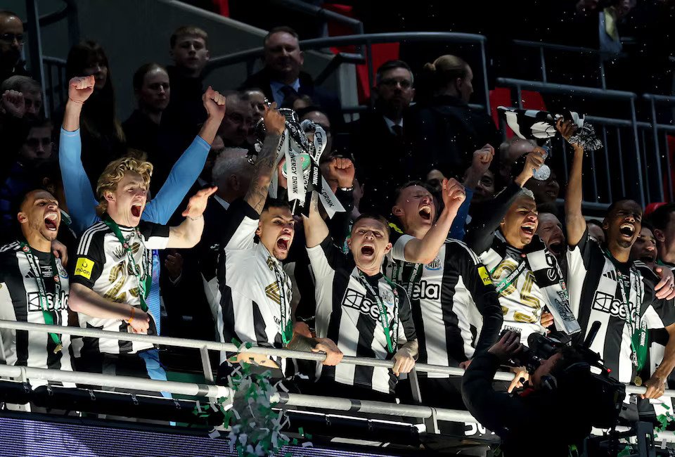 Newcastle United's Bruno Guimaraes and Kieran Trippier lift the the trophy after winning the Carabao Cup