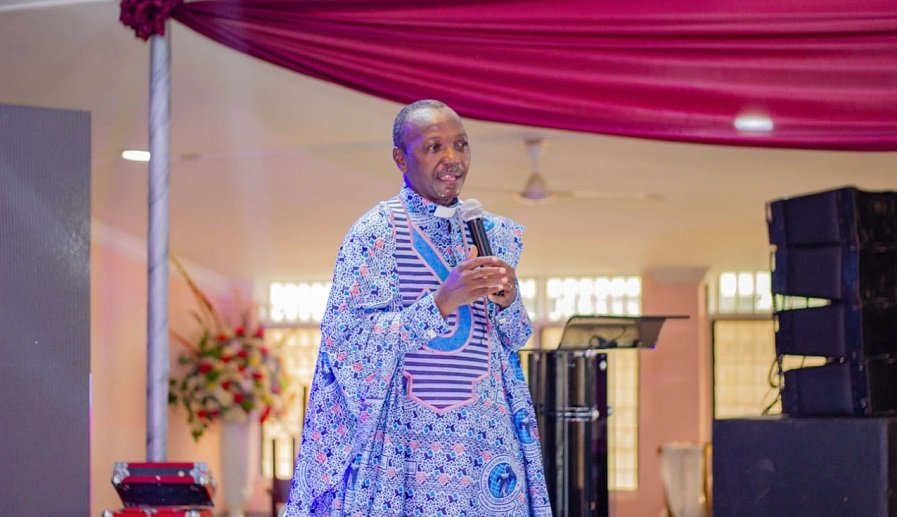 • Rt. Reverend Kwabena Owusu-Amoah (inset) addressing the congregation