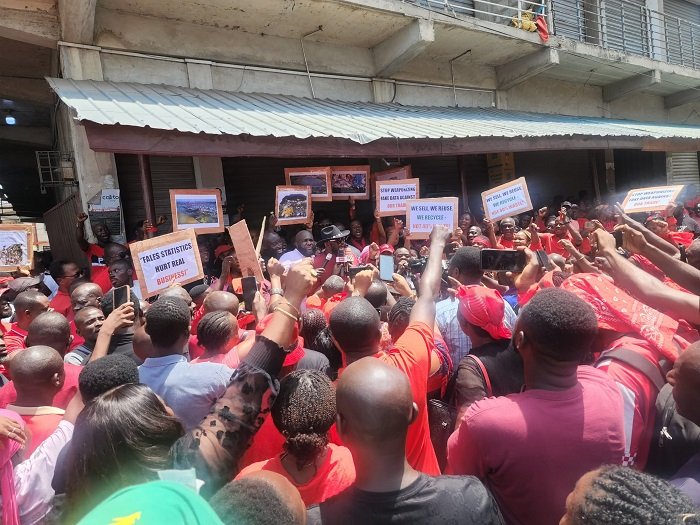 • Kantamanto traders demonstrating