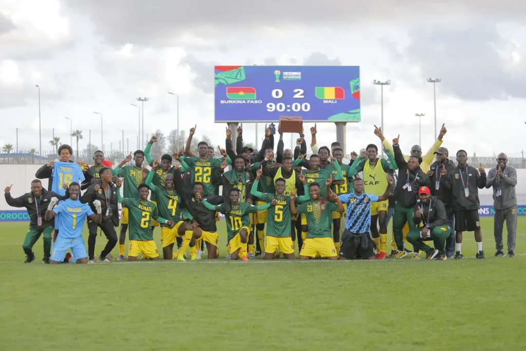 Players and officlas of Mali pose for pictures after the game