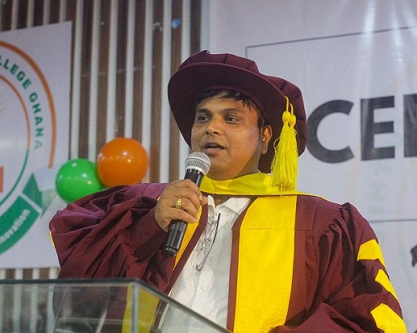 • Dr Raju Sonavane addressing the graduants