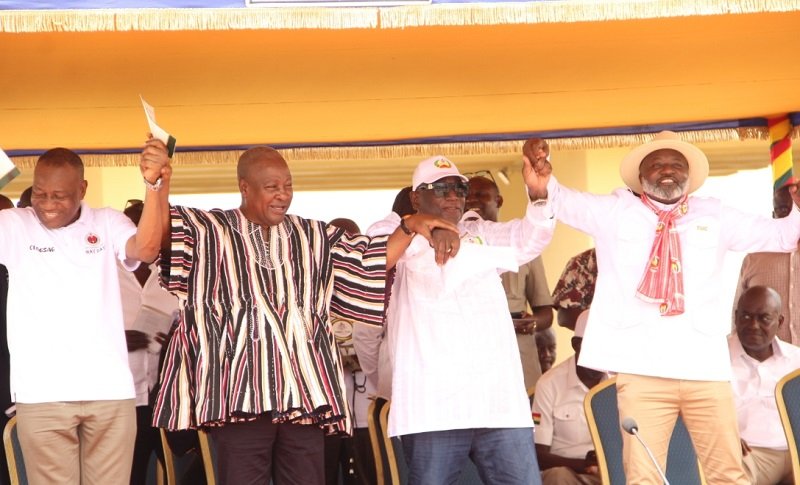 President Mahama (in smock) joined hands with Mr Joshua Ansah (second from right), Alhaji Abdul Rashid Pelpuo (left) and Mr Bernard Owusu to sing the workers solidarity song.Photo.Ebo Gorman (1)