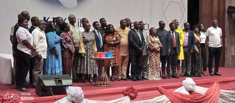 • Mr Shaibu (standing extreme right) with Dr Zakariah (standing eight position) with other dignitaries in a group picture after the programme