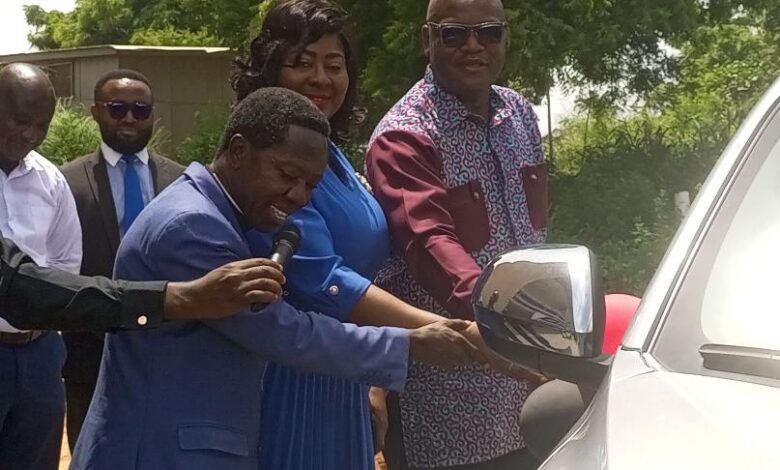• Mr Madjie (right) assisted by Pastor Kofi Nyantakyi- Bonsra,District Pastor, Church of Pentecost, Nketsiakrom District of the Sekondi Area (left), to dedicate the vehicle for GIPC Takoradi office