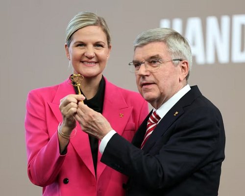 • Kirsty Coventry (left) holding the golden key together with Thomas Bach