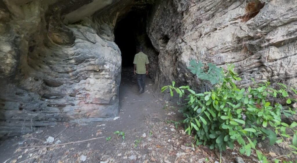 • Entrance of the Kunsu caves