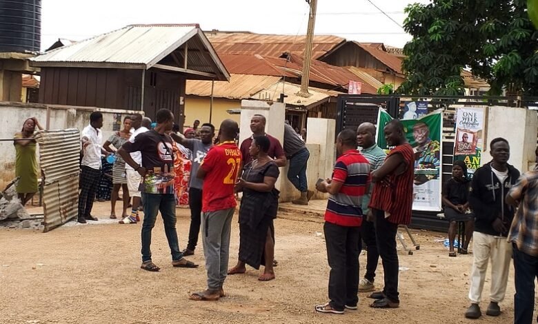 • Some residents standing in front of the old Palace