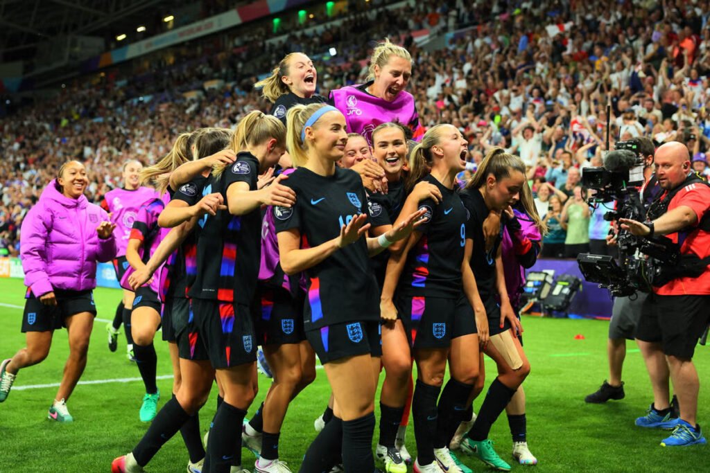 Engalnd players celebrating the winning goal