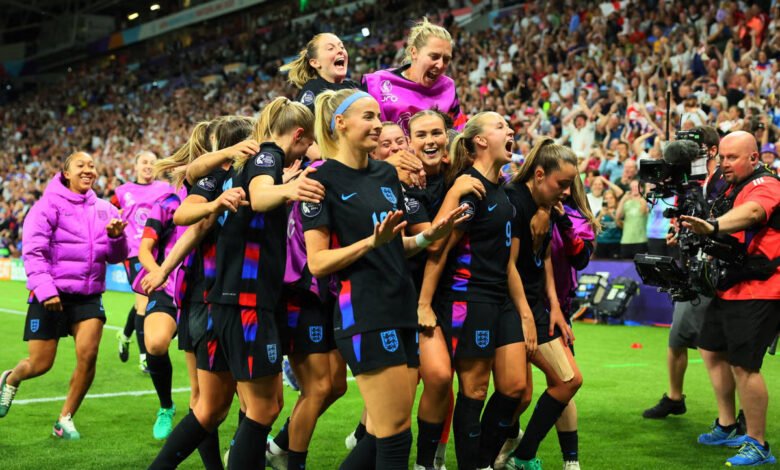 Engalnd players celebrating the winning goal