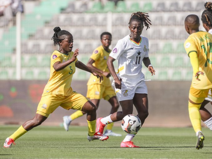 • Black Queens Alice Kusi (middle) tries to outwit markers Fikile Magama and Bambanani Mbane during the game