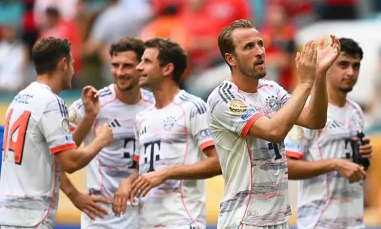 Harry Kane (2nd right) and team-mates applaud the fans after the game against CR Flamengo