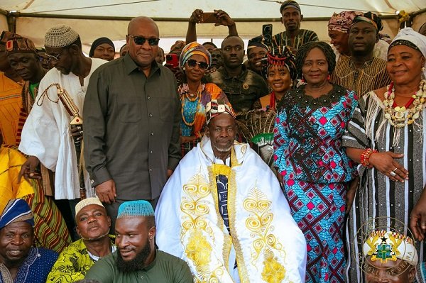 • President John Mahama and Vice Jane Naana Opoku-Agyemang with Yagbonwura Bii-Kunuto Jewu Soale I, and elders after the courtesy call