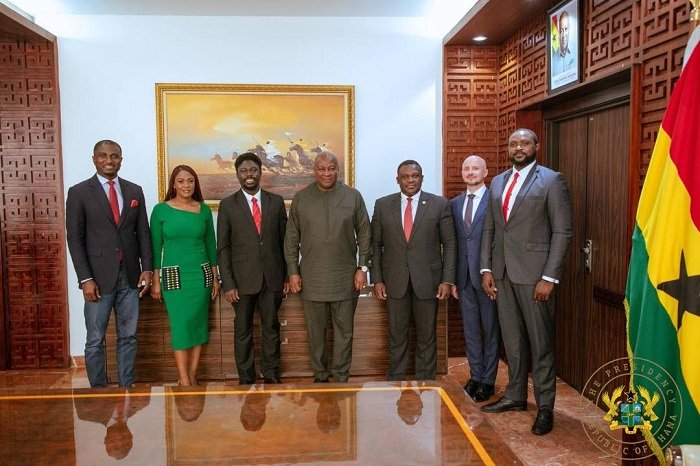 • President Mahama (middle) with the delegation after the meeting