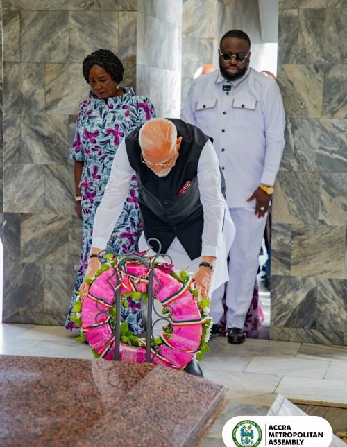 • Prime Minister Narendra Modi laying a wreath at the late Dr Kwame Nkrumah's tomb during his visit. With him include Vice President Naana Jane Opoku-Agyemang
