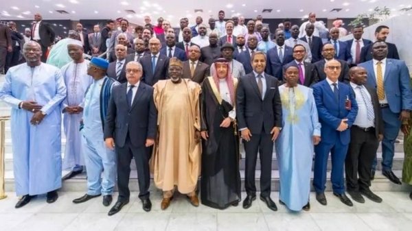 • Walid Al-Khereiji (middle) with the African leaders