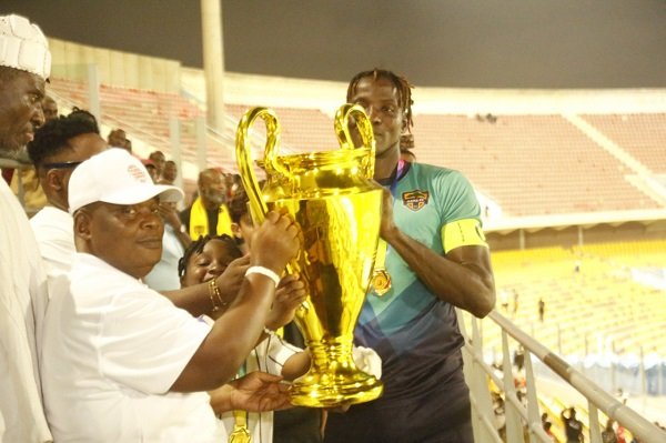 • Gbese Mantse, Nii (Dr) Ayibonte II (left) presenting the trophy to Hearts of Oak captain Benjamin Asare