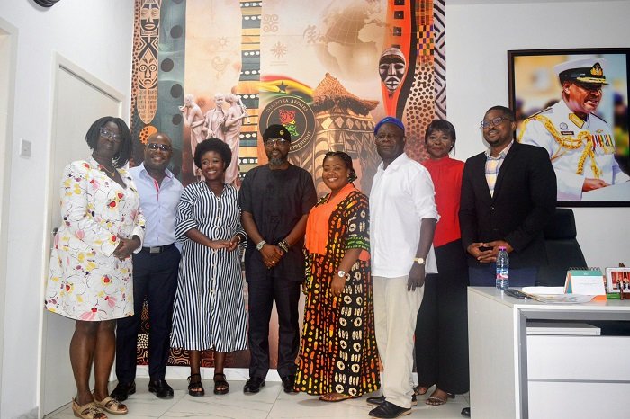 • Kofi Okyere Darko (fourth from left) with the Roots to Ghana team
