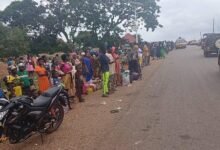 • Residents of Gbiniyire by the road side to live the community