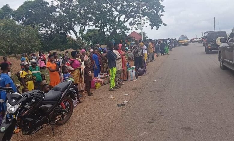 • Residents of Gbiniyire by the road side to live the community